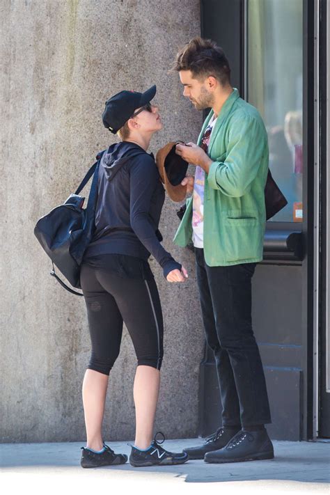 scarlett johansson tight leggings 23 gotceleb