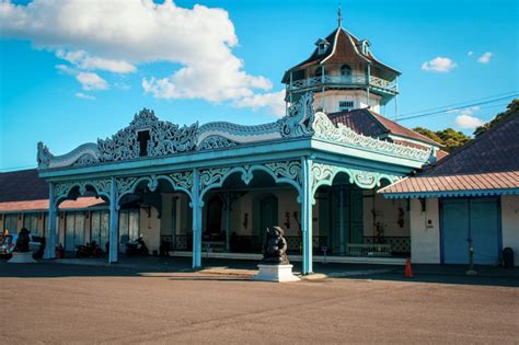 mengintip koleksi peninggalan kerajaan  museum keraton surakarta   journey begins