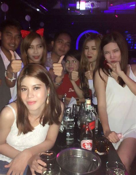 pretty thai girls at the bar finding a girlfriend girl party girl