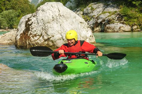 river kayaking tips  build control  confidence paddle pursuits
