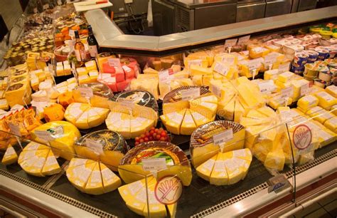 planken van supermarkt met kaas en zuivelfabriek redactionele afbeelding afbeelding bestaande