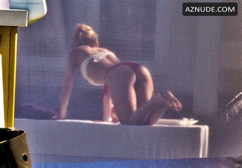 shakira sexy shows off sweet ass in a bikini during