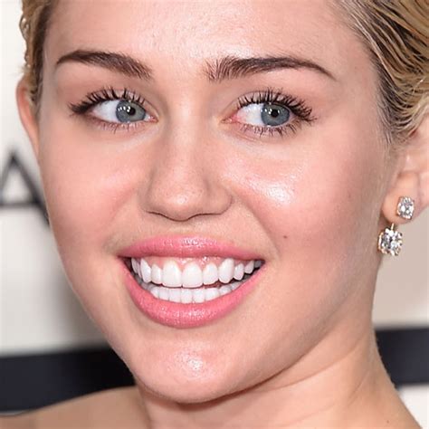 miley cyrus makeup nude eyeshadow and pink lipstick steal