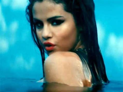 selena gomez debuts lush and sultry come and get it video