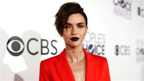 The Cw Gives First Look At Ruby Rose S Batwoman Paste