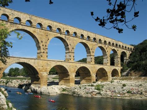 le pont julien  roman bridge  admire  modern trobadors