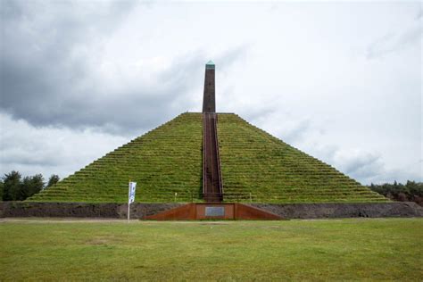 de pyramide van austerlitz wandelen en reizen