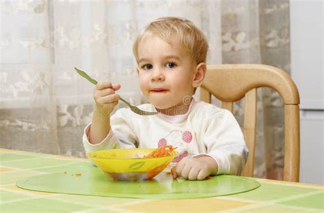 boy eating picture image