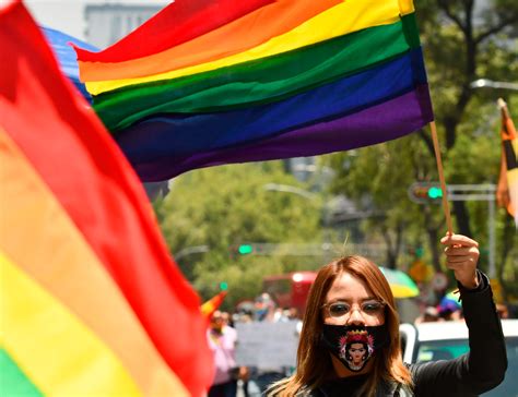 la comunidad lgbt de méxico triunfa con la marcha en línea más grande