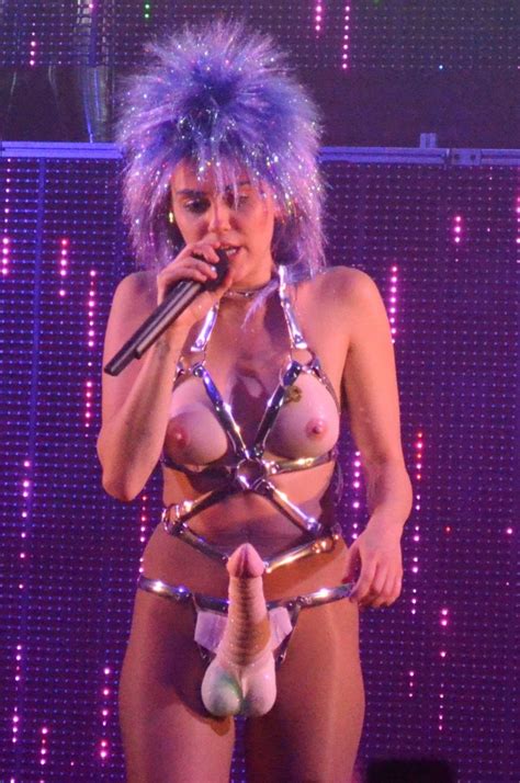 miley cyrus topless with strap on in concert celebrity nude leaked