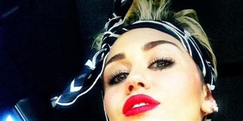 miley cyrus in a headscarf how to tie a headscarf