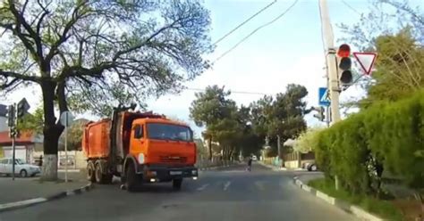 el espeluznante momento en que un camión pasa por arriba de una niña en cruce peatonal