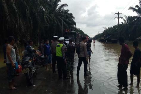 kisah sopir truk  hari terjebak macet akibat banjir aceh tamiang
