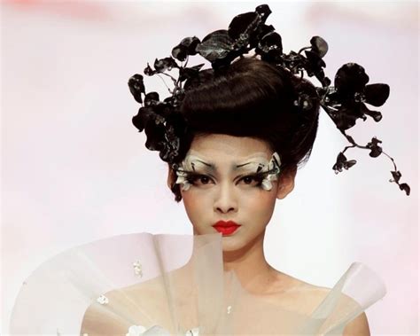 China Fashion Week 2011 Models Presents ‘mgpin’ Gothic Make Up