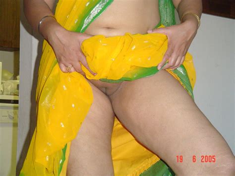 saree lifting big desi aunty ass in tumblr