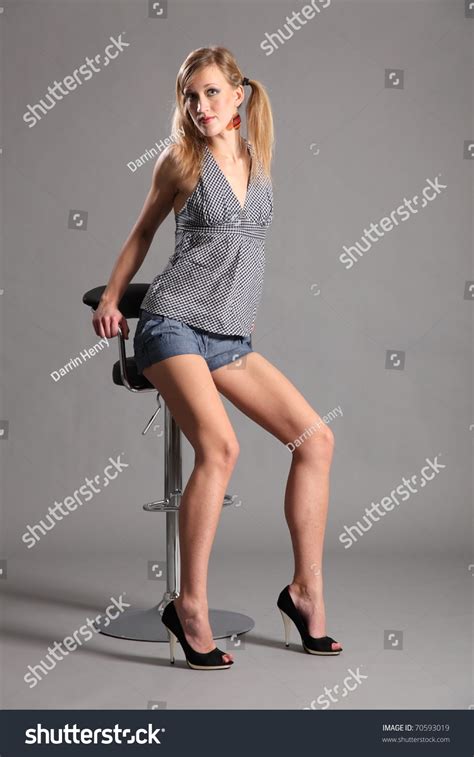 Sexy Long Legged Blonde Model Sitting Foto De Stock 70593019 Shutterstock