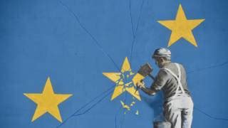 banksy maakt brexit muurschildering  dover nos