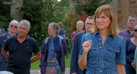 bbc antiques roadshow fans distracted as fiona bruce dons denim