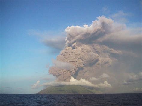 anatahan  eruption     view    east