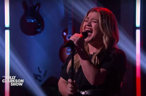 Kelly Clarkson Covers Robert Palmer S Addicted To Love Watch Billboard