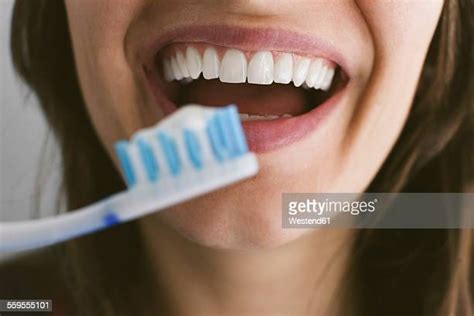 Brushing Teeth Photos Et Images De Collection Getty Images