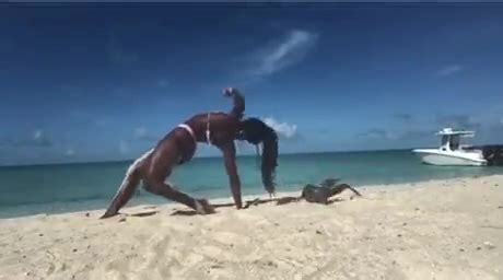 dumpert yoga op het strand