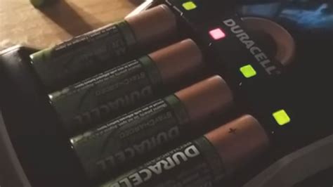 duracell charger blinkingflashing red green  light portablepowerguides