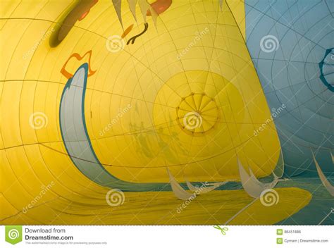 binnen een het opblazen hete luchtballon vat gekleurde achtergrond samen stock foto image