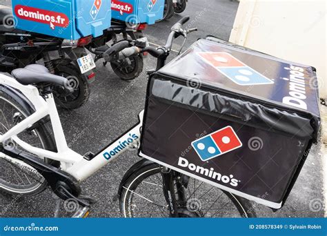 dominos pizzalogo en tekenteken op de pakbon voor restaurant dominos american redactionele stock