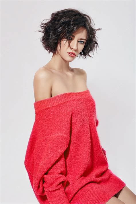 Mujer Sexy Desnuda Con Pelo Corto Chica Posando Con Un Suéter Rojo