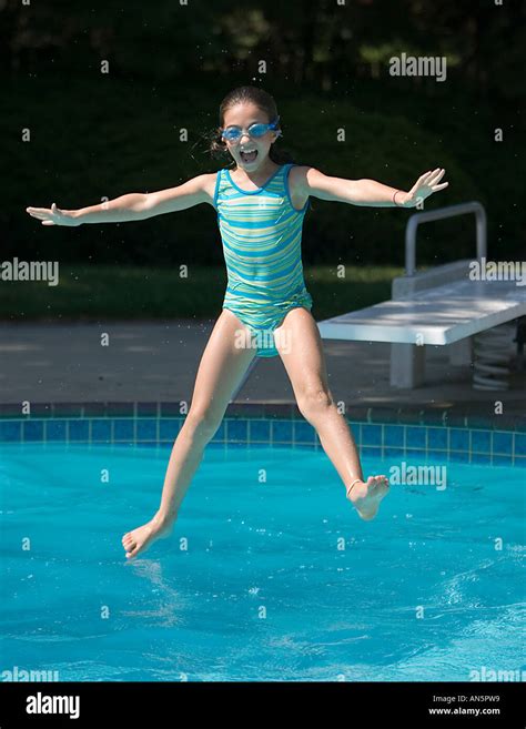 Junges Mädchen Springen In Einen Pool Stockfotografie Alamy