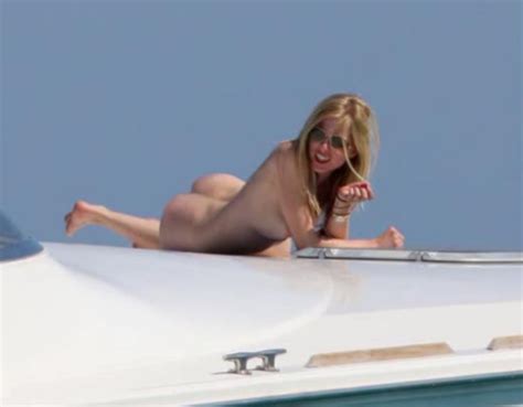 avril lavigne nude pictures rating 8 60 10