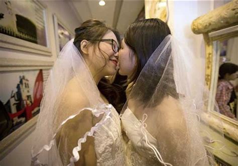 Chinese Lesbian Couple Defies Law And Got Married India Tv News World