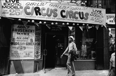 16 Interesting Black And White Photos Of Times Square In The 1970s