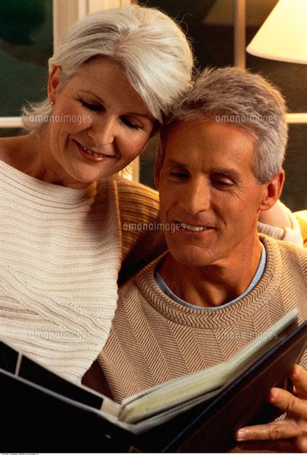 Mature Couple Looking At Photo Album[20025041118]｜ 写真素材・ストックフォト・画像・イラスト