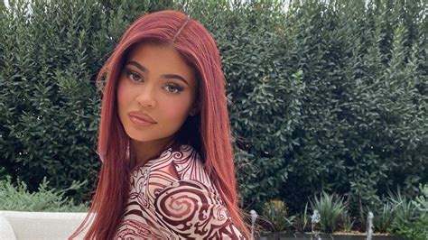 kylie jenner shows off her natural hair in a rare extension free selfie