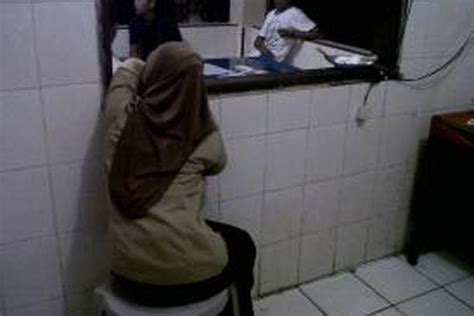Astaga Sepasang Kekasih Digrebek Mesum Di Toilet Masjid