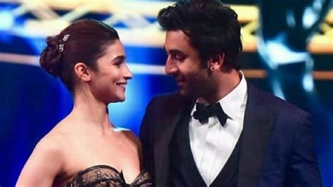 video of ranbir kapoor and alia s awkward kiss at zee cine awards goes