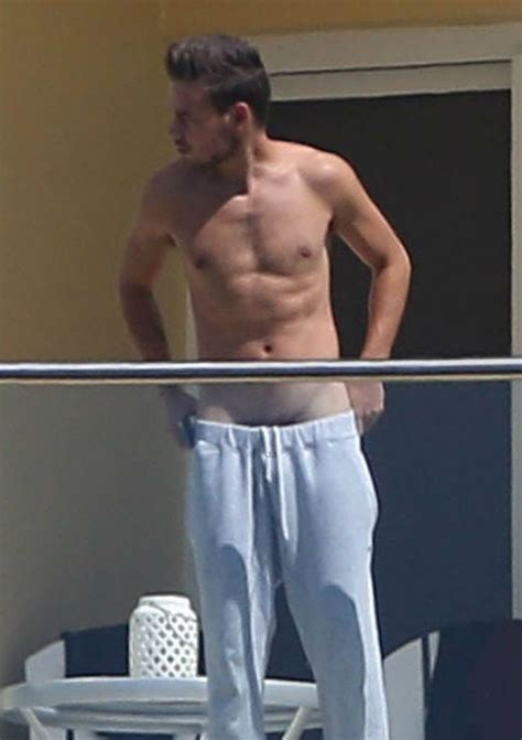 liam payne and his sagging jogging pants oh yes i am