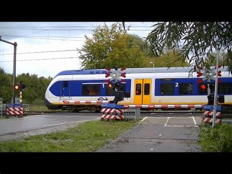 spoorwegovergang utrecht lunetten dutch railroad crossing youtube