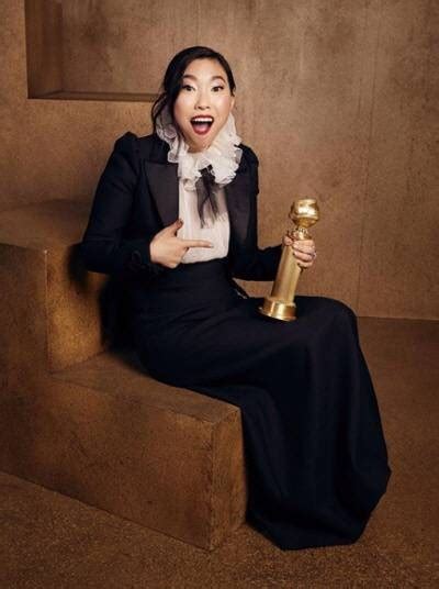 korean american actress awkwafina won golden globe award for best