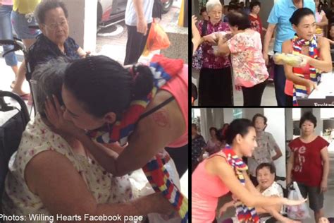 Cecilia Cheung Seen Giving Food To Needy In Hdb Heartland
