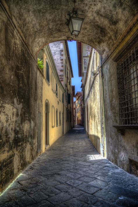 photo narrow street