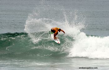 surfing ecuador