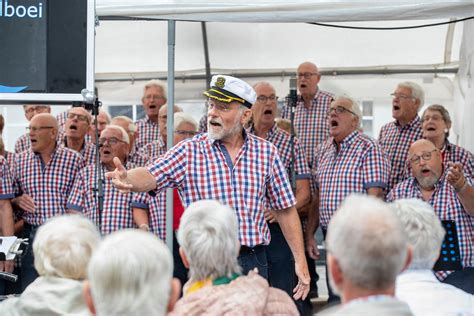 uit volle borst zingen tijdens shantyfestival  ede foto gelderlandernl