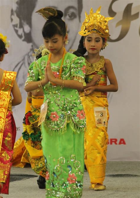 baju adat fashion show