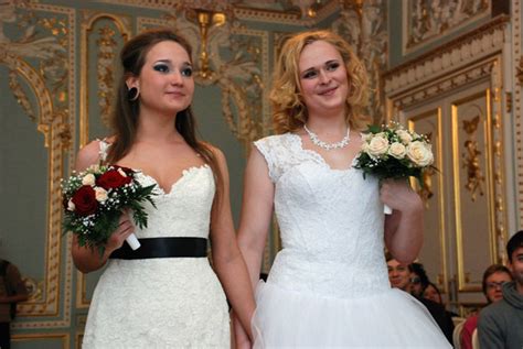 Uk Russia Wants To End Transgender Marriage