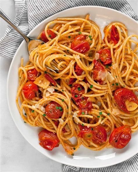 kakadu aantrekkelijk zijn aantrekkelijk fantastisch popped cherry tomato pasta handboeien