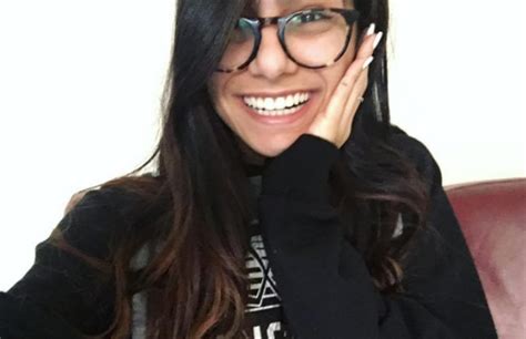 mia khalifa says only 1 guy has successfully slid into her dms complex