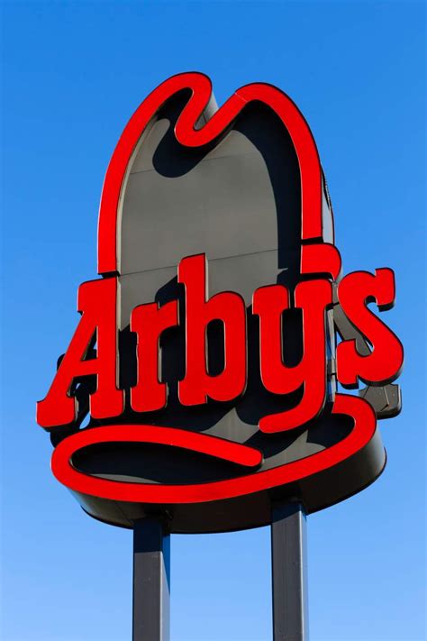 arbys employee accused  refusing  serve officer